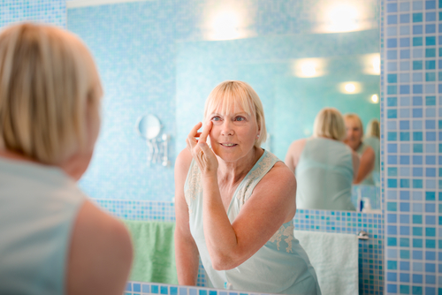 Rynkorna dyker oftast upp kring ögonen först, trots det är det få som använder ögonkräm. Foto: Shutterstock